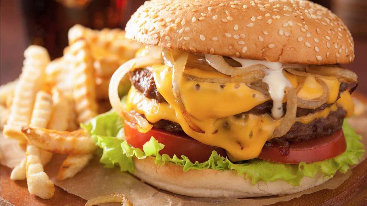 cliente disgustado en un restaurante de comida rápida.