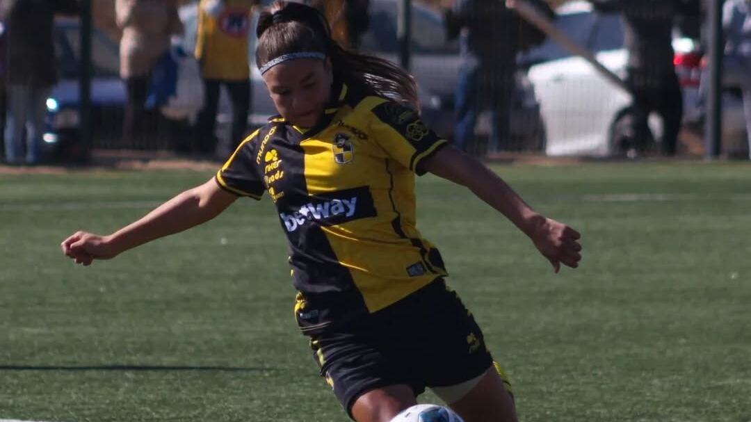 La futbolista de Coquimbo se encuentra hospitalizada tras desplomarse en un entrenamiento. Se mantiene en coma y con ventilación mecánica.