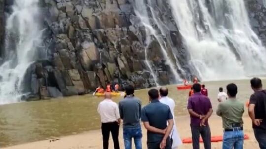 Familia murió ahogada al intentar salvar a hermanas que cayeron al agua por tomarse una selfie