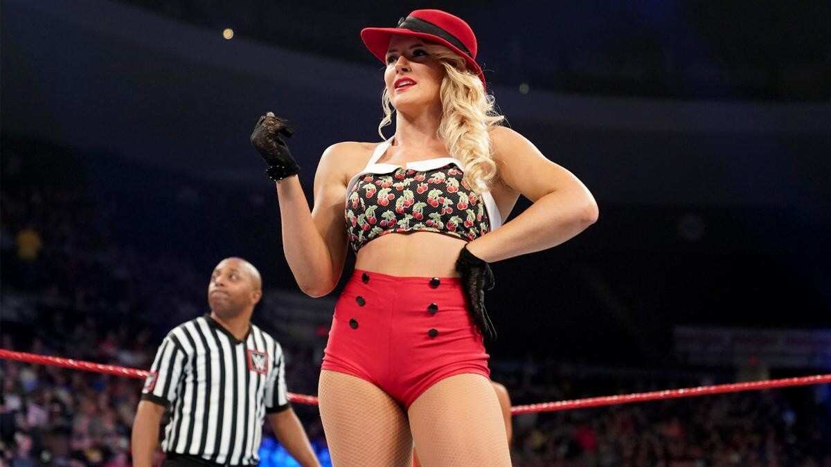 Lacey Evans juega una broma a sus fans con OnlyFans.