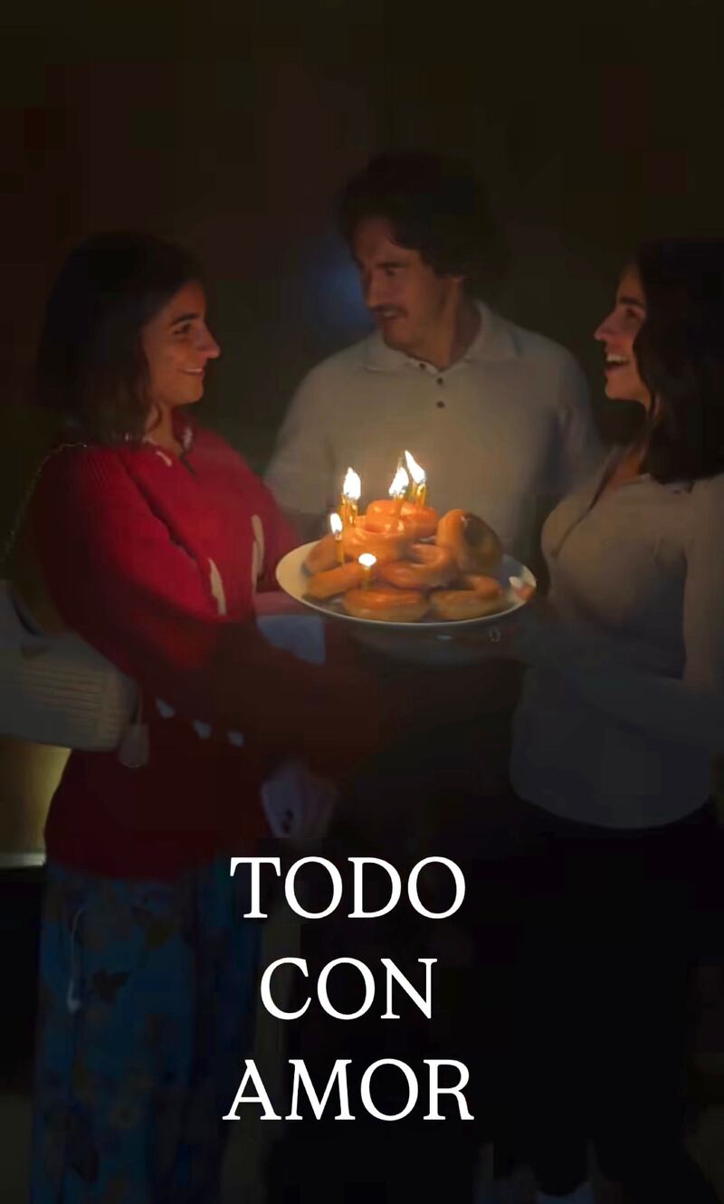 Bárbara de Regil se une a la nueva tendencia de pastel de cumpleaños.