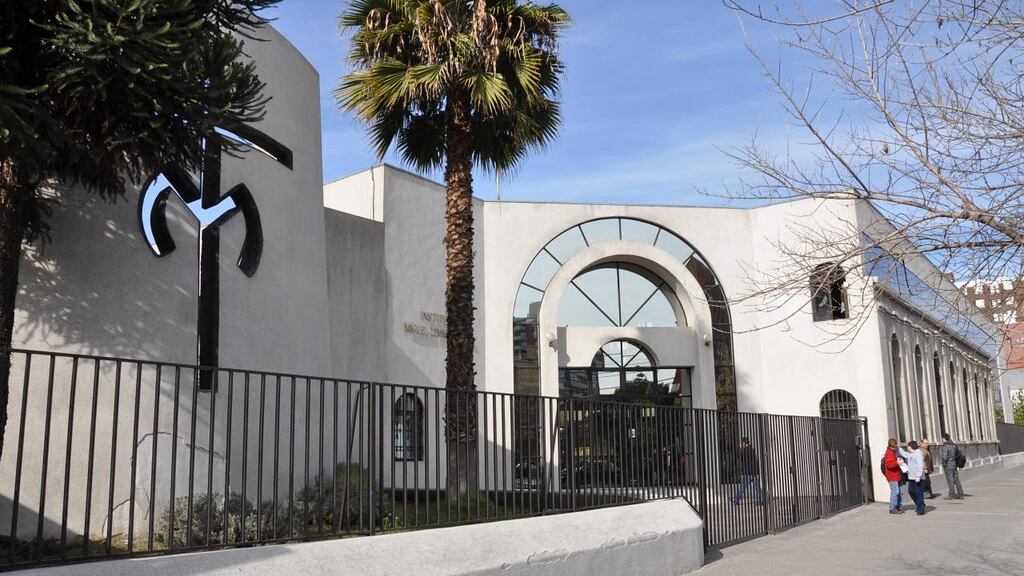 Denuncian a sacerdote por conducta inapropiada contra una estudiante en Colegio de San Miguel