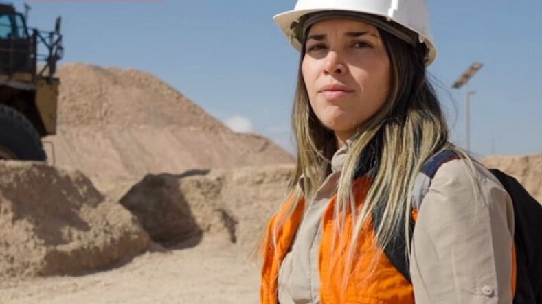 El Bono al Trabajo de la Mujer, según indica Sence, se "entrega a mujeres trabajadoras entre 25 y 59 años, que pertenecen al 40% de las familias de menores ingresos de la población".