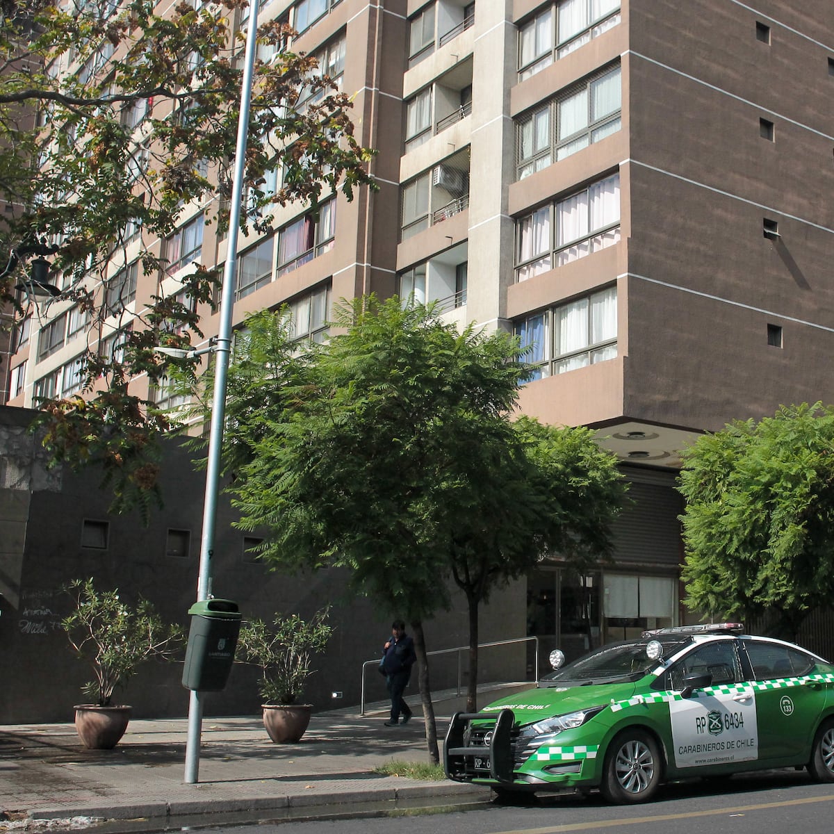 Trágico desenlace en Santiago: Mujer cae desde piso 18 tras discusión de pareja Trágico desenlace en Santiago: Mujer cae desde piso 18 tras discusión de pareja