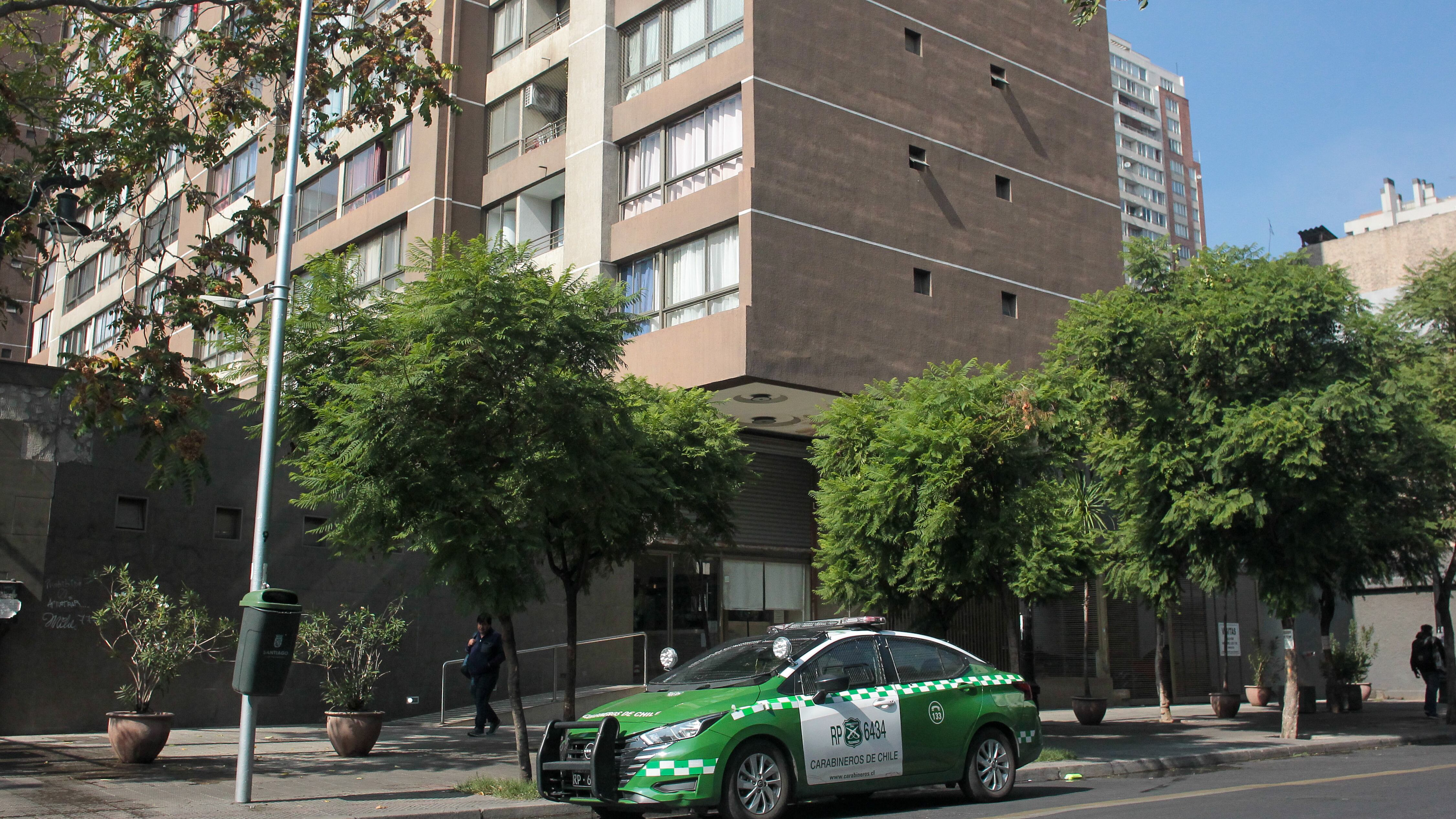 Mujer cae desde el piso 18 en un departamento en Santiago Centro | 26 DE ABRIL 2025 / SANTIAGO
Carabineros investiga la muerte de una mujer que habría caido desde el piso 18 en un departamento en Santiago Centro.
FOTO: LUKAS SOLIS/AGENCIAUNO