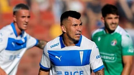 El futbolista de la UC celebró que sus hijos lo hayan visto por primera jugando con la camiseta del club estudiantil.