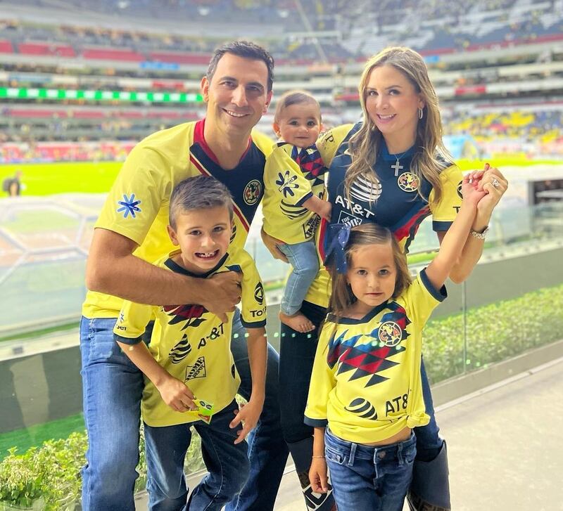 Florencia de Saracho junto a su familia