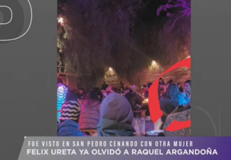 Sentado en un restaurante con una mujer. Así fue visto el expololo de Raquel Argandoña, Félix Ureta, según dio cuenta el periodista de Zona de Estrellas, Hugo Valencia.
“La imagen en donde usted ve la marca, se ve claramente a Félix Ureta. Es un restaurante en San Pedro de Atacama, donde se le ve en compañía de una mujer”, contó el panelista farandulero, mostrando la foto donde se ve a la acompañante de pelo largo, de espaldas, mientras que él se ve de perfil.

Sin bien, no se ve nada comprometedor, según testigos y quienes tomaron la fotografía, los habrían visto bien románticos durante la velada en el restaurante del norte del país.
Según explicó Valencia, la captura tomada a un par de metros de distancia “acusa de que ellos están juntos, sin embargo, la persona que captura esta foto, me comentaba que, si bien no fue testigo de un beso entre ambos, si se les vio muy cariñosos durante la noche”, sentenció.
“La imagen en donde usted ve la marca, se ve claramente a Félix Ureta. Es un restaurante en San Pedro de Atacama, donde se le ve en compañía de una mujer”, aseguró el periodista.
De igual forma, la animadora de “Tal cual”, Raquel Argandoña, se refirió a su actual estado sentimental, dando cuenta que su expareja Félix Ureta ya es parte del pasado y pisado.
Así lo contó días atrás en el programa junto a José Miguel Viñuela y Pancha Merino, luego que la molestaran con su ex, colocando un sonido alusivo al tenis, deporte que practicaría.
“Córtenla con esa cuestión del tenis que no tiene nada que ver, porque la persona con la que estoy ya se está molestando”, dijo La Quintrala, sorprendiendo a sus compañeros con el notición.


Argandoña conociendo nuevo amor
“¿¡Con quién estás, cuéntamelo todo. Cuántos años tiene qué hace!?”, preguntó curiosa Merino.
Raquel solo atinó a reír cocoroca, pero aseguró que jamás dará detalles para mantener la privacidad. Eso sí, contó en qué estado se encuentra el incipiente romance.
“¿O sea que estás saliendo con otro?”, insistía Merino.
“¿Cómo que con otro? Yo el luto ya lo cumplí. Pero no es nadie especial. estoy como el Jordi (Castell) estoy conociendo”, respondió, puntualizando que se trata de un hombre “poco” menor que ella y que aún “no es nada seguro”.
“Yo lo que dije es que estoy saliendo con una persona, estoy conociendo a una persona, no hay nada, ni besitos ni nada. Pero igual es molesto que te pongan el tenis cuando no tengo nada que ver con un tenista yo”, finalizó sin querer más detalles ante las insistentes consultas.