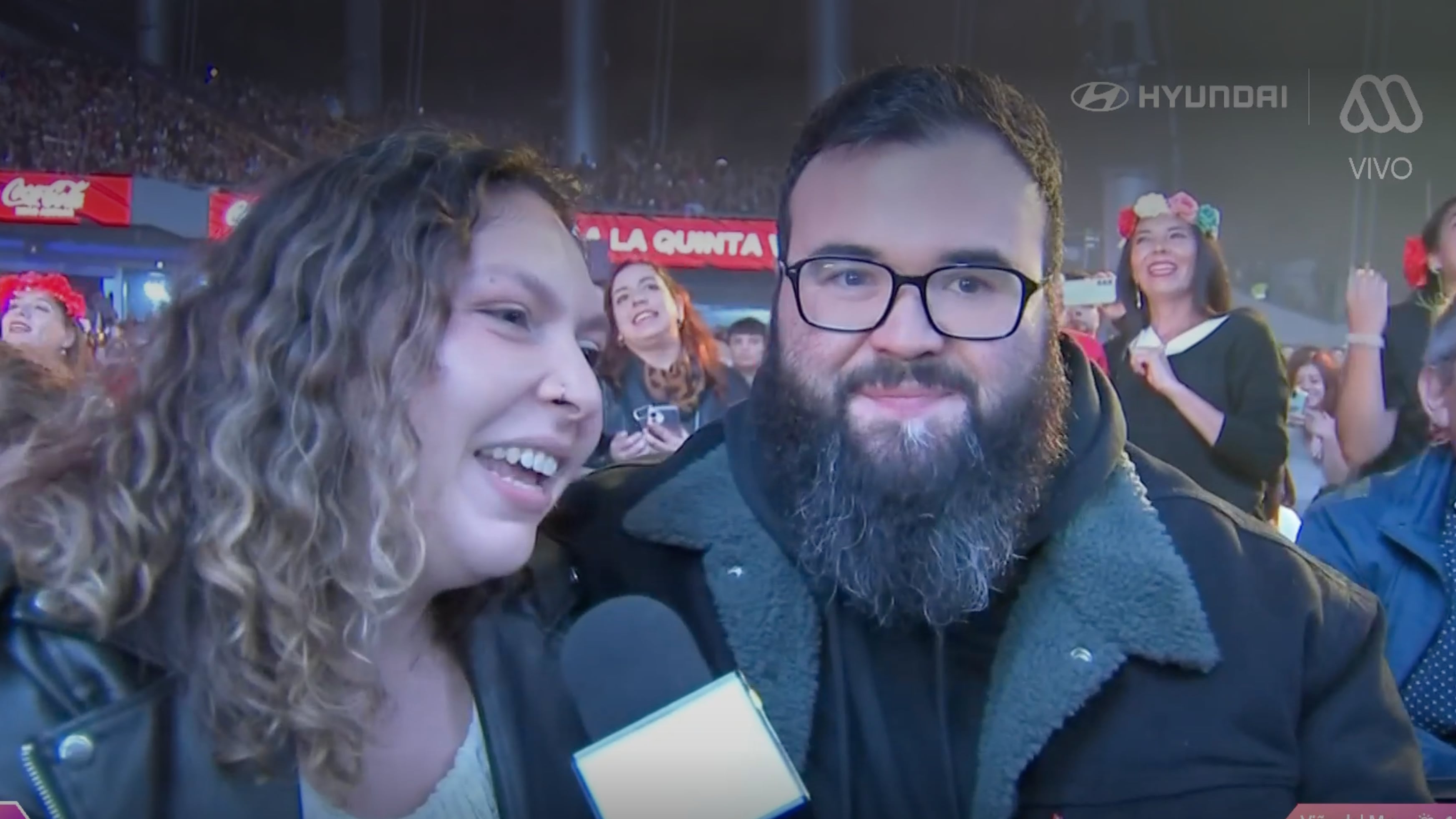 La pareja se pidió matrimonio simultáneamente en el show de Mon Laferte