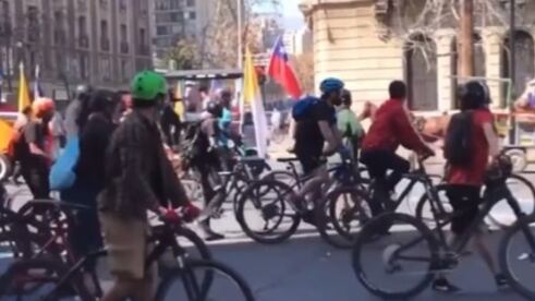 El momento del ladrillazo lanzado en contra de un caballo durante una marcha de ciclistas por el Apruebo.