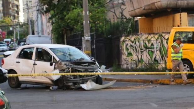 Auto chocó a furgón escolar