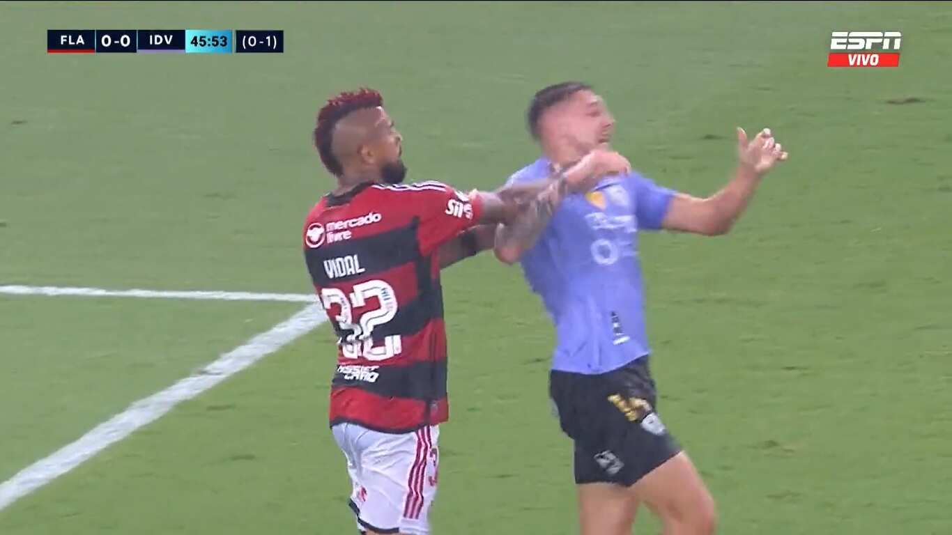 Arturo Vidal y su "cogoteo" a Mateo Carabajal