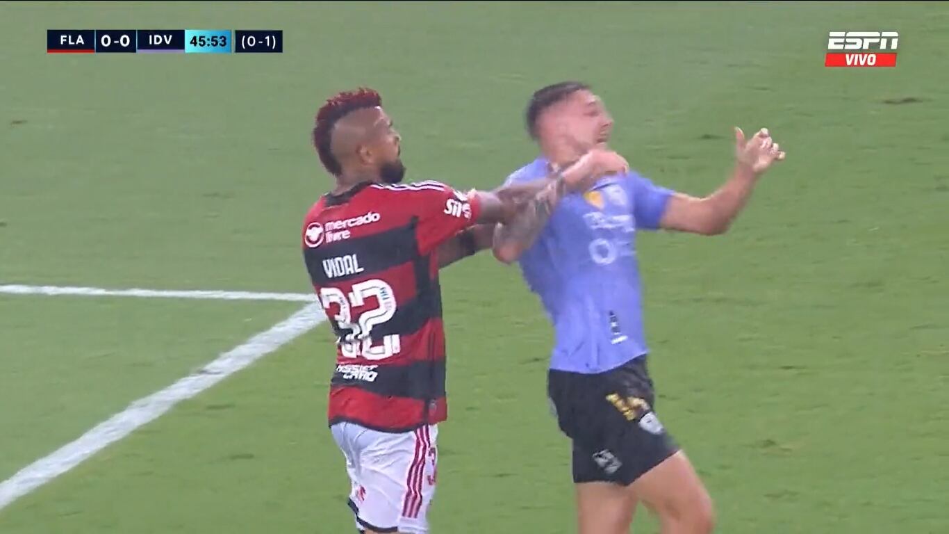 Arturo Vidal y su "cogoteo" a Mateo Carabajal