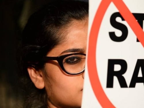 India: turba ingresó a una comisaría, sacó a la fuerza a dos sospechosos de violar y matar a una menor y los golpearon hasta la muerte