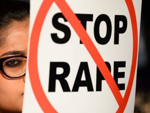 India: turba ingresó a una comisaría, sacó a la fuerza a dos sospechosos de violar y matar a una menor y los golpearon hasta la muerte