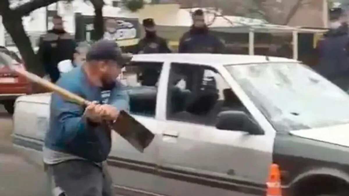 Hombre fuera de control destruye su auto a “palazos” tras no lograr evitar control policial