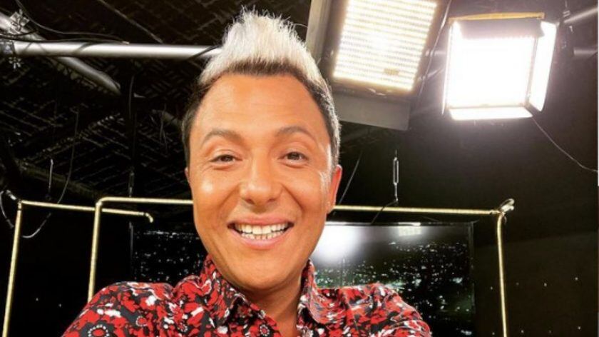 El periodista Sergio Rojas, conocido como el “chacal de la farándula” ya afila su lengua para dar rienda suelta a sus ácidos e hilarantes comentarios en la televisión, tras el anuncio que Me Late regresa con todo al canal Zona Latina. El mismo de donde salió Raquel Argandoña para ocupar el lugar de Daniel Fuenzalida en TV+. O sea, todo un enroque farandulero.
“¡Me encanta! porque primero es en un canal donde hay muchas personas que se desmayarán al vernos llegar o les va a dar ese picor que a mí me gusta provocar en el medio farandulero. Y eso me produce esa adrenalina que es muy necesaria en la televisión”, comentó a Publimetro.