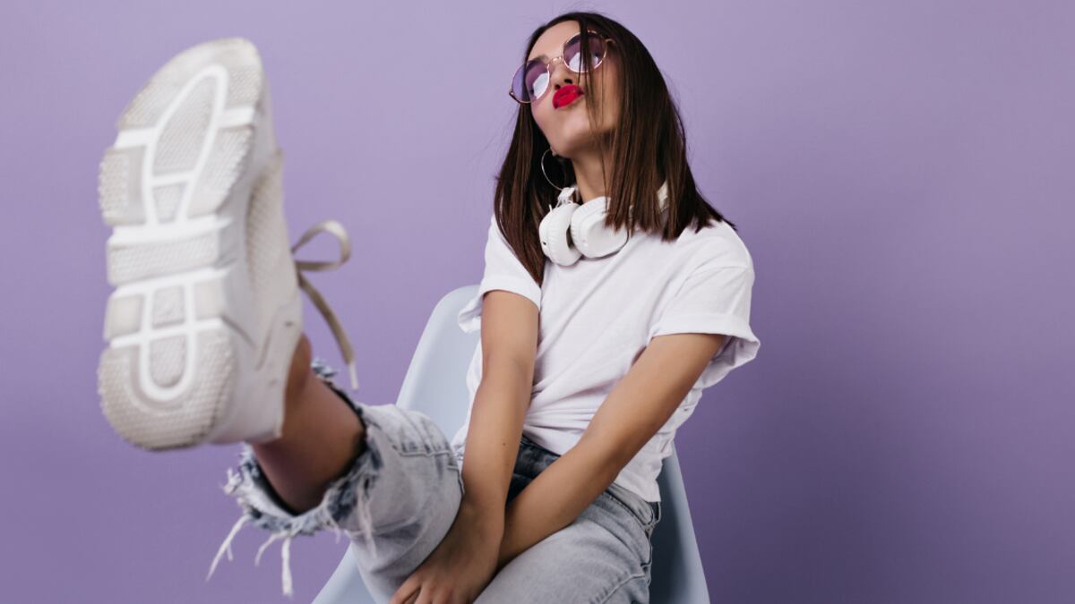 ¿Hay hombres que rechazan el uso de tenis en las mujeres? Aquí te contamos sus razones.