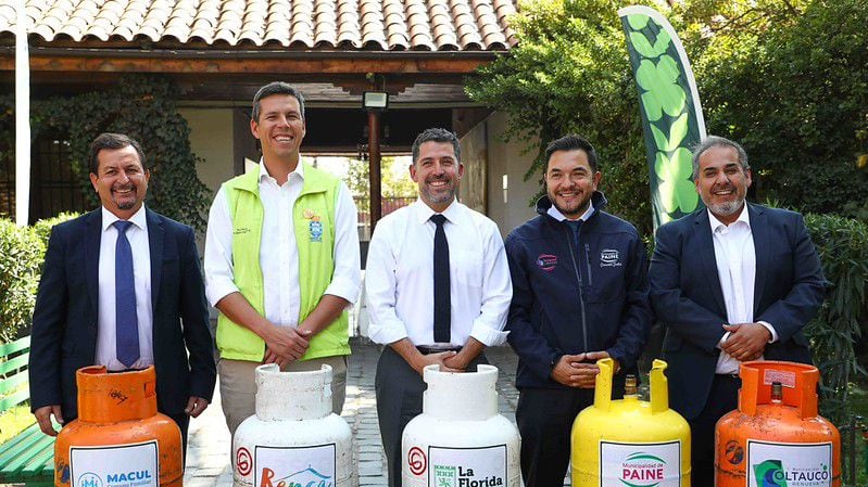 Alcaldes de seis municipios de la RM se reunieron para entregar vales de gas a vecinos