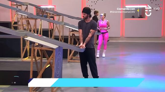 El participante Hans Valdés se coronó por primera vez el líder de la semana en Gran Hermano, tras ganar una prueba de resistencia, al enfrentarse en la final a Lucas Crespo y Francisca Maira.
El desafío consistía en lanzar bolas en una especia de laberinto en descenso y agarrarlas antes que cayeran al suelo. Para ello debían correr hacia la parte superior de la estructura para lanzar la pelota y rápidamente bajar los peldaños para tomarlas.