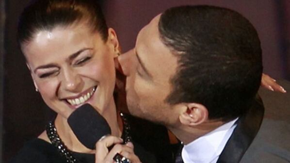 Dicen que donde fuego hubo, cenizas quedan. Y, al parecer, eso estaría ocurriendo en la relación de amistad que Tonka Tomicic y Julián Elfenbein tuvieron tiempo atrás, pero cortaron por supuesta intervención de Marco Antonio López, según contó Laura Landaeta en el libro “Caso Relojes”.
Pero, tras la separación de la animadora con Parived, estarían retomando la buena onda. Así lo contó la periodista Paula Escobar en el live de Instagram “Que te lo digo”, revelando que ambos fueron vistos muy risueños y “coquetos” durante la animación del evento Premio Anatel 2023 en TVN.
“Me acaban de contar que Tonka Tomicic y Julián Elfenbein están de lo más compinches, cercanos y coquetos en el evento Anatel”, reveló la compañera de Sergio Rojas y Luis Sandoval.
“Ahora volvieron a conversar ¿Y por qué es relevante? Porque antes no se hablaban nada. Si se topaban, apenas se saludaban… y era porque Julián y Parived no se pasaban, pero ahora anda a saber tú”.
“Tengo entendido que Julián sigue con la Mane Swett, hasta el momento… eso nosotros lo dijimos el año pasado. Creo que siguen juntos, pero igual, en el fondo, están solteros. No hay ningún compromiso legal ni algo más trascendente”, detalló.
“Bueno, eso me están contando… que los vieron súper compinches, con una complicidad de aquellas y muy coquetos el uno con el otro”, indicó.
“No sé si será show televisivo, yo no tengo idea, pero antes ni se hablaban ¿Por qué? Por Parived”, cerró.
¿Qué dijo Laura Landaeta?
“En ese entonces, Tonka mantenía un romance incipiente con Julián Elfenbein. De hecho, andaba con él cuando apareció el gurú junto a su novia en el lugar. Parived se acercó a Julián y le recomendó no seguir con la animadora, pues ella era una persona que “chupaba la energía”. En paralelo, le sugirió lo mismo a Tonka, sin que ninguno se enterara de su doble discurso. Unas semanas después, ella ya no estaba con Julián, sino con Parived”, contó en el libro Caso Relojes.