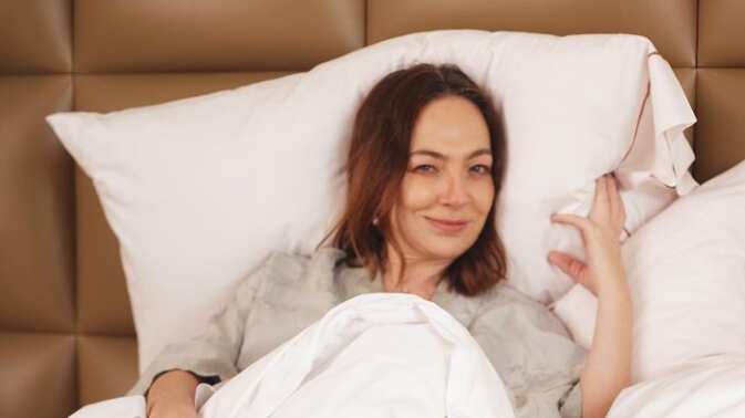 Através de sus redes sociales, Patricia Rivadeneira contó hace un par de días que sufrió una brutal caída durante los ensayos de una obra de teatro.
“Un accidente laboral que me dejó con fractura de costillas, estoy hospitalizada hasta mañana”, sostuvo la actriz en esa oportunidad.
Y ahora, a casi una semana del doloroso acontecimiento, la actriz reveló nuevos detalles de su estado de salud y de cómo ocurrieron los hechos.
“Había un escalón que no estaba terminado y me caí sobre un canto metálico de la escenografía y me fracturé. Quedé planchada varios minutos sin poder respirar. No me pude parar”, explicó en charla con LUN.
Además, contó que su colega Coca Guazzini no la pensó dos veces al presenciar la situación y la llevó rápidamente a un centro asistencial.
“CASI ME OPERARON...”
“Ya han pasado unos días y estoy mejor. Casi me operaron porque tenía una pequeña perforación pulmonar debido a la fractura de costillas, pero no fue necesario porque se solucionó con el reposo. Eso me mantuvo en estado de alto riesgo de alguna forma y por lo mismo me quedé seis días hospitalizada. Por suerte, las cosas se dieron para bien”, complementó Rivadeneira.
“Ni siquiera alcancé a asustarme porque estaba viendo qué me estaba sucediendo. Ahí uno de se da cuenta que la salud es lo más importante pero uno siempre lo da por descontado porque uno llora más por tonteras. Esas situaciones recuerdan la fragilidad del cuerpo. Es el único bien verdadero”, cerró a modo de reflexión.