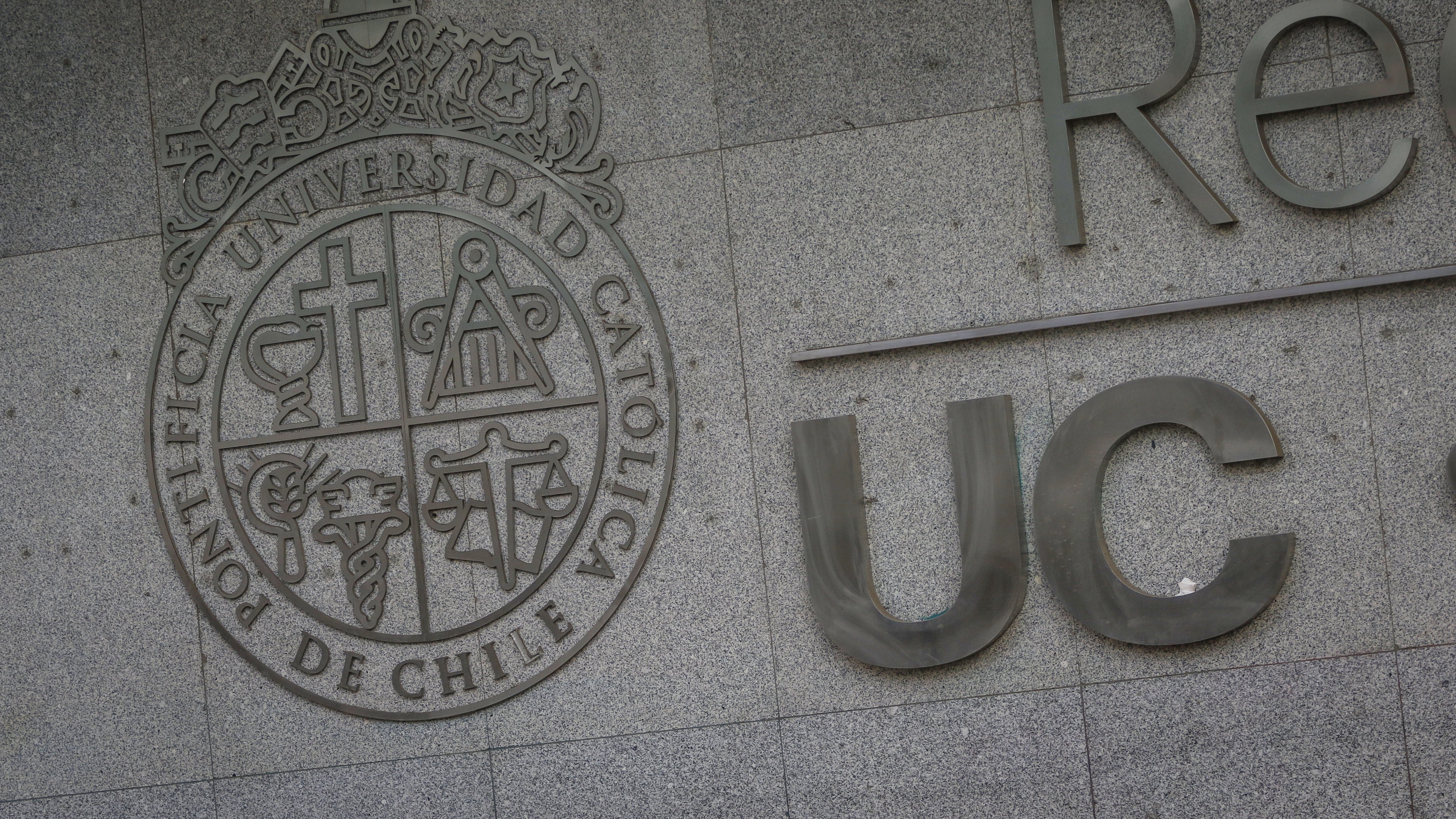 Fotos temáticas de fachada de la Red de Salud UC Christus | 26 de abril del 2020/SANTIAGO
La Red de Salud UC Christus, se acoge a la ley de protección del empleo, y suspende contratos del 30% de sus trabajadores. La insignia de la Pontificia Universidad Católica de Chile, en el frontis de la clínica.
FOTO: SEBASTIAN BELTRAN GAETE/AGENCIAUNO