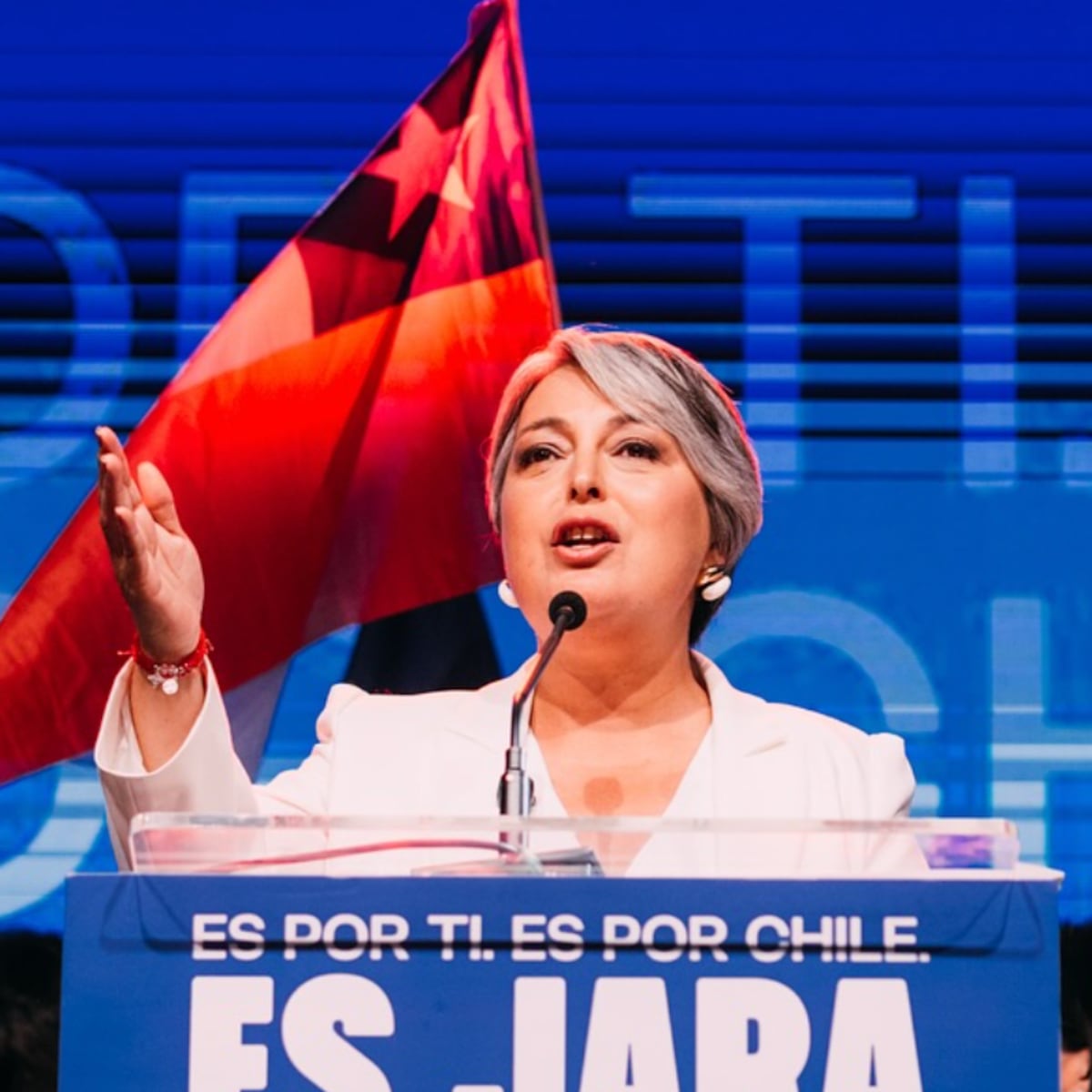 Jeannette Jara va por Parisi con fe en partido de fútbol Jeannette Jara va por Parisi con fe en partido de fútbol