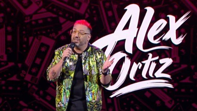 Con un rutina llena de recuerdos e historias de barrio. Así el comediante Álex Ortiz hizo reír al público de la Quinta Vergara, en la sexta y última noche del Festival de Viña del Mar 2024 y se llevó las gaviotas de plata y oro. 
Pero, aunque en redes sociales su rutina generó opiniones divididas, entre quienes bromeaban que no se habían reído nada y otros que destacaban el hombre tenía calle y sus chistes los reflejaban totalmente, el rating fue lo más alto de la jornada.