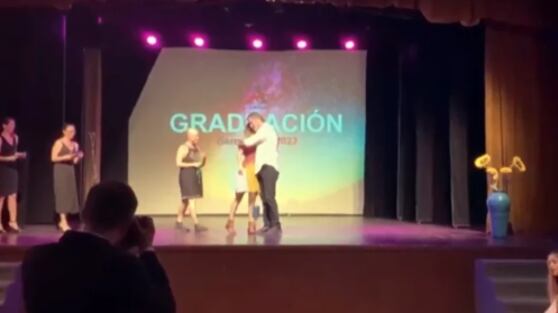 La hija de Claudia Conserva fue quien se encargó de retratarla como una guerrera “Brava” en su lucha contra el cáncer. Dibujos que inspiraron a la animadora a asistir a sus quimioterapias con tatuajes temporales, como si fueran pintura de guerra vikinga. Eso se sabía de su retoña, hasta que finalmente la mostró en el segundo capítulo de su documental.
Su nombre es Matilda y a finales del año 2022 se graduó de cuarto medio. Importante ceremonia de la cual su padre Juan Carlos Valdivia ni Claudia Conserva se podían perder, pero sus salidas eran solamente hacia el doctor, puesto que no podía exponerse a contraer un virus ante sus bajas defensas por el tratamiento.
Sin embargo, el amor fue más fuerte.
Buscó el atuendo adecuado para el magno evento y se preocupó que tapara la cicatriz por donde recibía las quimioterapias, dando con vestido largo en tonos negros y plateados con cuello halter e incluyó unas cintas en su cabeza, consignó Página 7.
Claudia Conserva comparte logro de Matilda
“Voy nerviosa, muy nerviosa”, relató Claudia en el video, puesto que, además, iban tarde a la ceremonia de graduación de Matilda.
Posteriormente, se transmitieron imágenes de la graduación de Matilda, donde recibió el diploma por el término de su enseñanza media por parte de la animadora y su padre, el también comunicador Juan Carlos ‘Pollo’ Valdivia.
De hecho, se ve cómo Conserva se emociona al ver el término de etapa de su hija más pequeña, para posteriormente cerrar el registro con una postal de los tres en este importante día para la joven y su familia.
Un importante paso es el que dio la hija de Claudia Conserva, en medio de la dura batalla contra el cáncer de su madre, mostró en el segundo capítulo de “Brava”.
El próximo jueves será el tercer y último episodio de su feroz batalla.