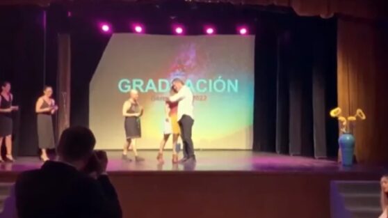 La hija de Claudia Conserva fue quien se encargó de retratarla como una guerrera “Brava” en su lucha contra el cáncer. Dibujos que inspiraron a la animadora a asistir a sus quimioterapias con tatuajes temporales, como si fueran pintura de guerra vikinga. Eso se sabía de su retoña, hasta que finalmente la mostró en el segundo capítulo de su documental.
Su nombre es Matilda y a finales del año 2022 se graduó de cuarto medio. Importante ceremonia de la cual su padre Juan Carlos Valdivia ni Claudia Conserva se podían perder, pero sus salidas eran solamente hacia el doctor, puesto que no podía exponerse a contraer un virus ante sus bajas defensas por el tratamiento.
Sin embargo, el amor fue más fuerte. 
Buscó el atuendo adecuado para el magno evento y se preocupó que tapara la cicatriz por donde recibía las quimioterapias, dando con vestido largo en tonos negros y plateados con cuello halter e incluyó unas cintas en su cabeza, consignó Página 7.
Claudia Conserva comparte logro de Matilda
“Voy nerviosa, muy nerviosa”, relató Claudia en el video, puesto que, además, iban tarde a la ceremonia de graduación de Matilda. 
Posteriormente, se transmitieron imágenes de la graduación de Matilda, donde recibió el diploma por el término de su enseñanza media por parte de la animadora y su padre, el también comunicador Juan Carlos ‘Pollo’ Valdivia.
De hecho, se ve cómo Conserva se emociona al ver el término de etapa de su hija más pequeña, para posteriormente cerrar el registro con una postal de los tres en este importante día para la joven y su familia.
Un importante paso es el que dio la hija de Claudia Conserva, en medio de la dura batalla contra el cáncer de su madre, mostró en el segundo capítulo de “Brava”. 
El próximo jueves será el tercer y último episodio de su feroz batalla.