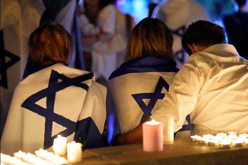 Miembros de la comunidad judía portuguesa asisten a una vigilia por las víctimas de los ataques en Israel, en Lisboa, el martes 10 de octubre de 2023. (Foto AP/Armando Franca)