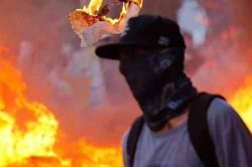Ley “anti-encapuchados” avanza en el Congreso: buscan sancionar a quienes oculten su rostro en espacios públicos