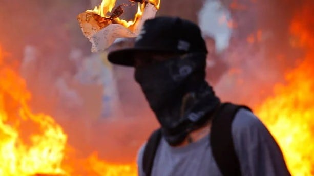 Ley “anti-encapuchados” avanza en el Congreso: buscan sancionar a quienes oculten su identidad en espacios públicos