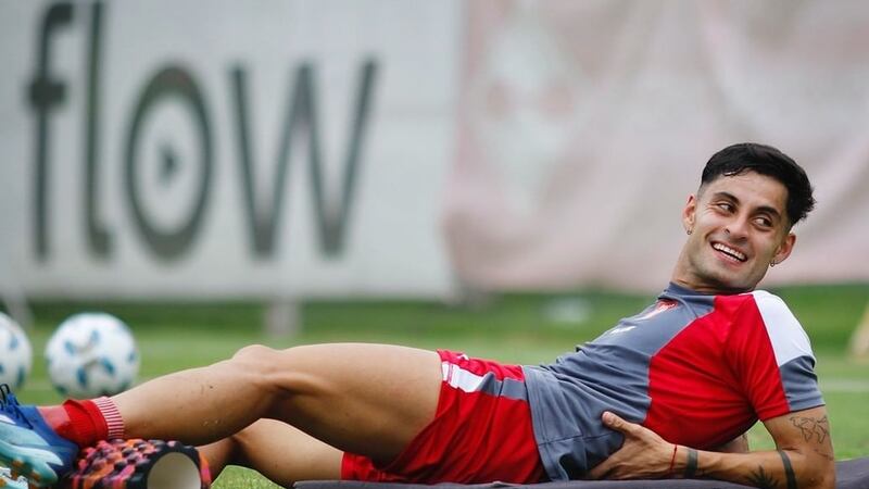 “Te amamos chileno”: Estudiantes de La Plata confirma el alta de Javier Altamirano para recuperarse en su casa con “reposo relativo”