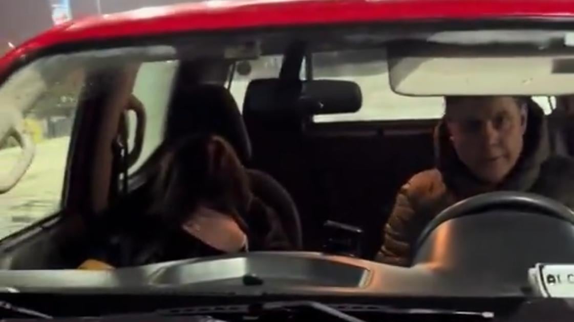 Una investigación por mal uso de vehículo fiscal iniciará la Contraloría contra el alcalde de San Fernando, Pablo Silva Pérez, luego de viralizarse un video donde se ve arriba de una camioneta municipal, en compañía de una joven en el asiento del copiloto.
El registro fue grabado durante la madrugada en una bomba de bencina, donde una mujer lo increpa por estar, supuestamente, con una menor de edad y estar utilizando recursos fiscales para sus “fetiches”.
“A raíz de lo aparecido en múltiples publicaciones en redes sociales, donde se acusa al alcalde de dicha comuna de hacer uso inadecuado del vehículo fiscal, hemos actuado de oficio e instruido, este lunes 16 de septiembre, una investigación por eventual vulneración del Decreto Ley N°799 de 1974″, escribieron desde el organismo en X.
En el registro, grabado supuestamente a las dos de la madrugada, una mujer increpa al jefe comunal y lo acusa de tener a la joven durante dos horas arriba de la camioneta.
“A esta hora no corresponde para nada. La niña está hace como dos horas arriba de la camioneta, no puede ser que esté ocupando la camioneta de la municipalidad para sus fetiches”, señala.
Además, le habla directamente a Pablo Silva, diciéndole que la joven no es parte de su familia, a lo que él niega responder y decide retirarse.