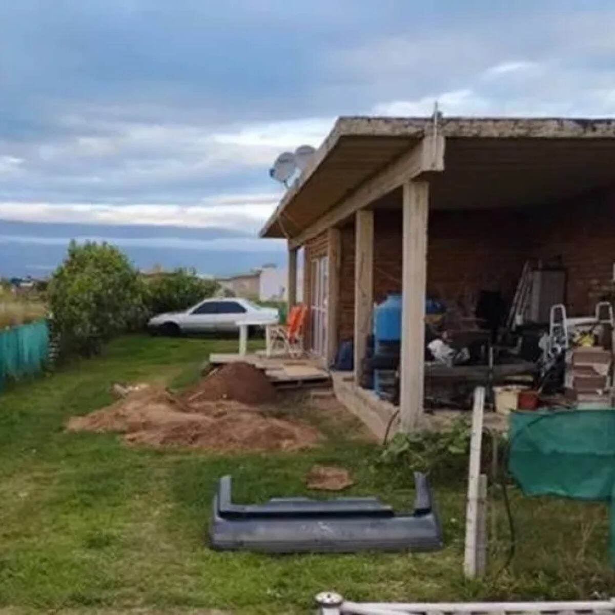 Hombre entierra a su suegra en el patio y cobra su jubilación por un año Hombre entierra a su suegra en el patio y cobra su jubilación por un año