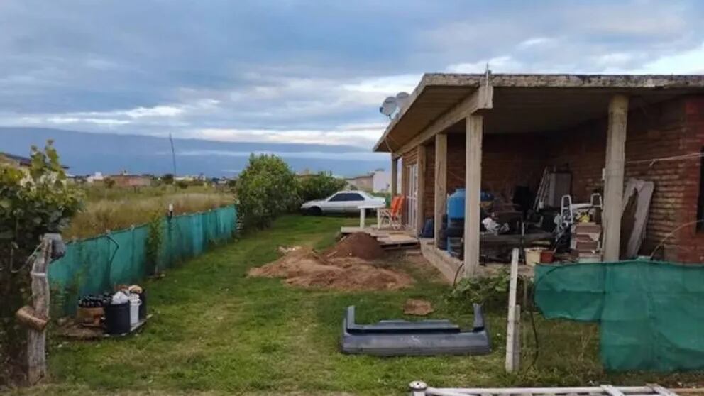 Hombre entierra a mujer en patio de su casa