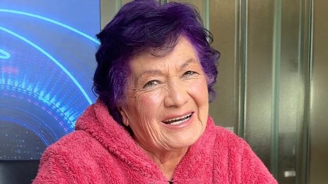 Tras su salida de Gran Hermano, Mónica Ramos, la mujer de 77 años, contó que ya está lista para volver a su trabajo en la feria como colera, esperando que tras sus reiteradas peticiones al alcalde de La Florida, Rodolfo Carter, cuente con la autorización para poder vender tranquilamente, sin miedo a ser detenida.
“Muchas veces tuve que arrancar de carabineros. Llevo 40 años trabajando en la feria, entonces si no tenemos permiso nos piden que nos vayamos. (Pero) ya me dijeron que habían hablado con mi alcalde Rodolfo Carter, espero que ya tenga por ahí listo mi permiso para trabajar tranquila, porque pienso seguir trabajando”, confesó.