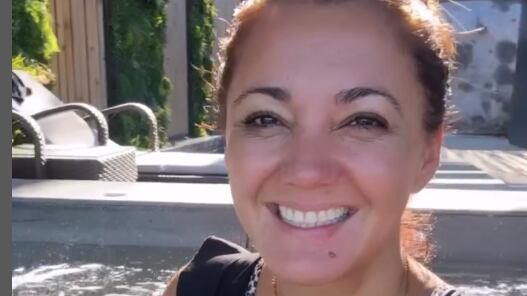 La animadora del matinal “Tu día”, Priscilla Vargas, se lució en su cuenta de Instagram como toda una influencer al promocionar una paradisíaco alojamiento con piscinas, jacuzzi y una hermosa vista a los verdosos cerros.
Pero, no se trataba de una publicación de cualquier marca, sino que del emprendimiento de su hermana mayor Andrea Vargas, quien junto a su marido Diego López se aventuraron con centros turísticos en el sur de Chile, tras el término del exitoso programa “Alerta Máxima” de CHV.
“MIREN LO QUE CONSEGUÍ PARA USTEDES! Un sorteo para una estadía en CHORRILLOS @simpleypuro.cl ¡Celebra la vida con una escapada inolvidable!”, publicó la compañera de José Luis Repenning, como toda una embajadora, apoyando la empresa familiar.
En el video se ve a Priscilla luciendo un traje de baño negro desde el interior de un jacuzzi con tremendos ventanales hacia una vista privilegiada, generando amplio interés en sus seguidores.
“Que rico estar ahí!!!”, “Maravilloso estaré de aniversario de matrimonio 25 años y seria genial”