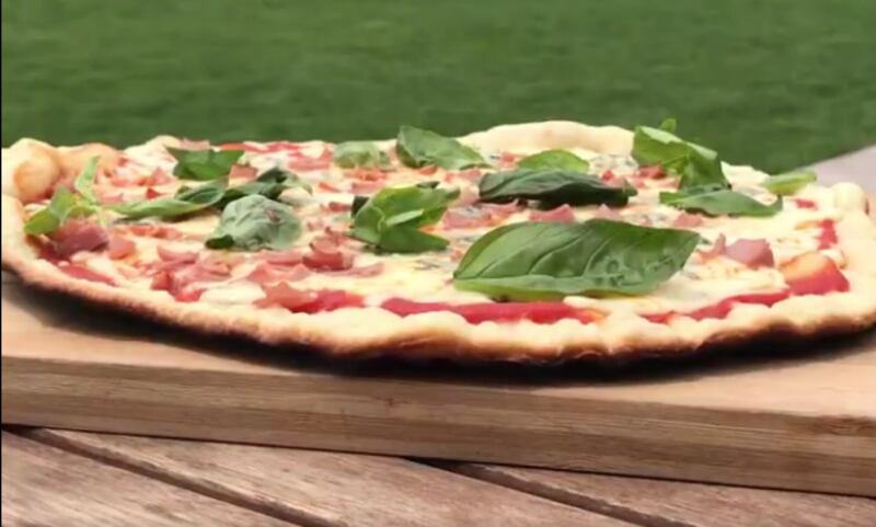 Pizza a la parrilla con queso azul