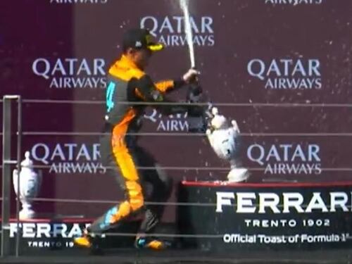 Lando Norris destroza el trofeo de Max Verstappen durante celebración