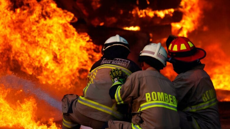 Denuncian que ataque armado obligó retiro de Bomberos en pleno combate de incendio forestal en Concepción