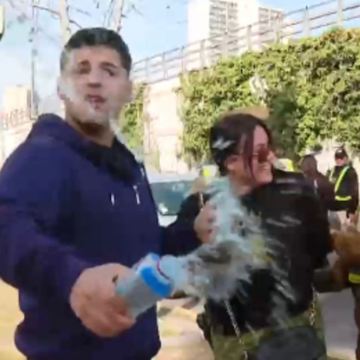 Detenido por agresión a equipo de CHV durante fiscalización en vivo Detenido por agresión a equipo de CHV durante fiscalización en vivo