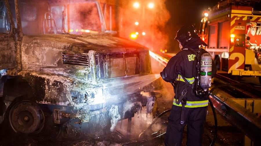 Al menos dos camiones quemados tras ataque en Mulchén: Desconocidos dejaron rayados alusivos a Héctor Llaitul