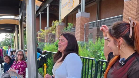 Sentadillas a cambio de un viaje de regreso a casa: el divertido reto de par de influencers en Santiago.