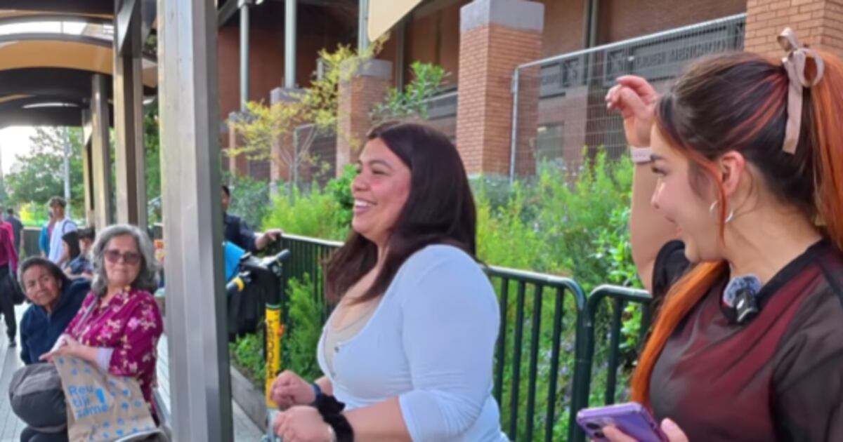 ¿Sentadillas por un boleto? Conoce el reto de los influencers en Santiago que revolucionó la espera en la parada de buses