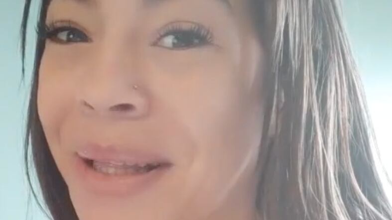 Joven venezolana se tiró encima a chilenas con mensaje