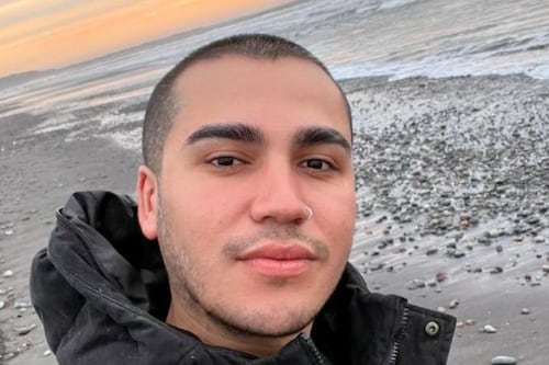 Frente Amplio congela militancia de seremi de Salud acusada de discriminación tras muerte de periodista no binaria