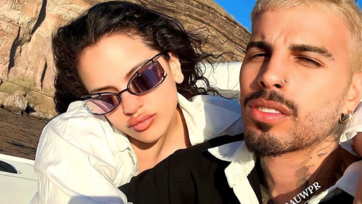 Usuarios creen que Rauw Alejandro no puede superar a Rosalía por uno de sus looks durante una importante gala.